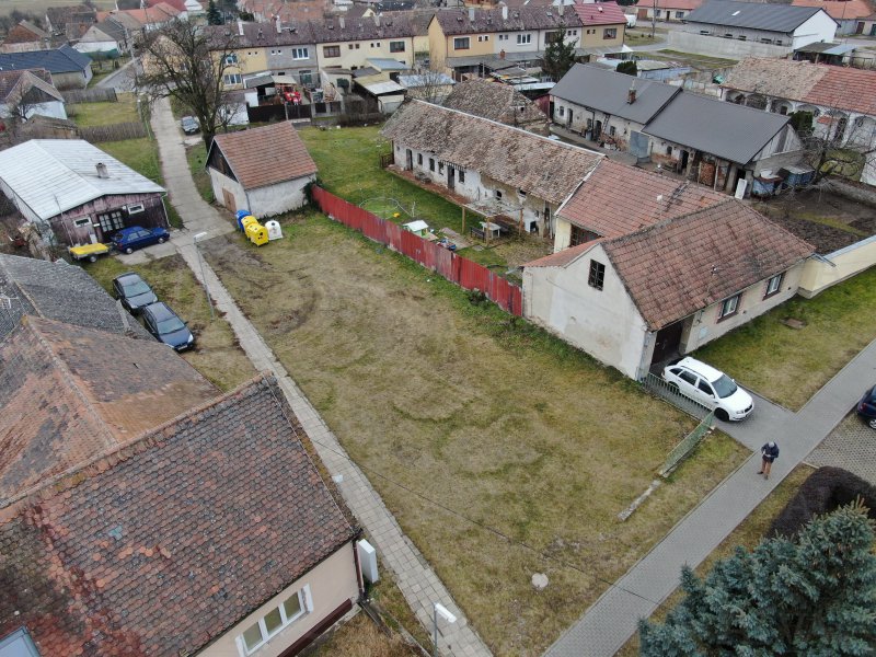 Pozemek v obci Mackovice 301 m2. Pozemek je územním plánem určen pro bydlení. Sítě jsou na hranici nebo na pozemku.