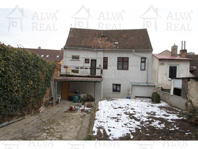 Rodinný dům se 2mi bytovými jednotkami 2(3)+1+ garáž a 4+1 v Třebíči s možností rozšíření o půdní prostor, pozemek 330 m2.