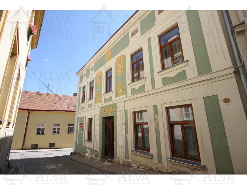 Bydlení v historické části města nedaleko hradeb. Nabízíme Vám unikátní nabídku podkrovního bytu 3+kk ve Znojmě, ul. Na Kopečku.