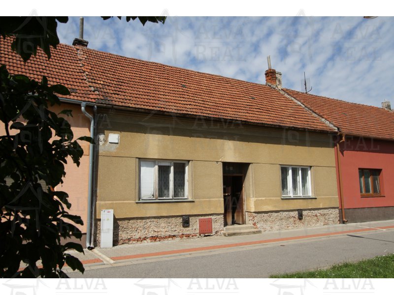 Řadový rodinný dům 3+1v Uherském Ostrohu k rekonstrukci, pozemek 207 m2, veškeré sítě v domě zaveden.