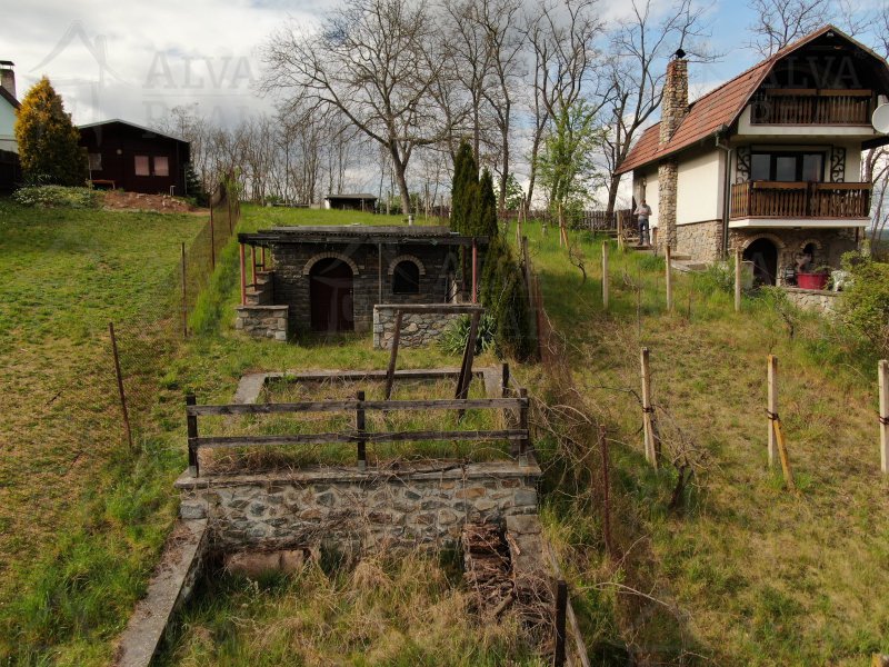 Pozemek k rekreaci 928 m2 v Němčicích u Ivančic se stavbou sklepa 36 m2, možnost stavby chaty v krásném prostředí řeky Rokytné.