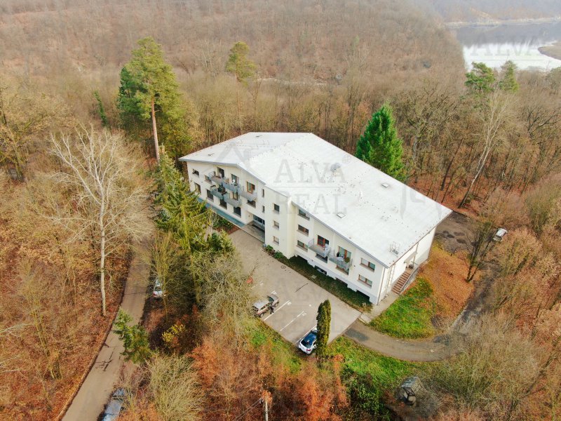 Prodej bytu 1+kk o výměře 27 m², ul. Rakovecká, parkovací stání, sklep 4,5 m², Brněnská přehrada.