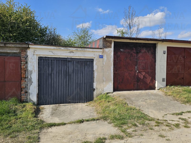 Prodej garáže 19 m2 vč. pozemku na okraji obce Šlapanice, ul. Dlouhá.