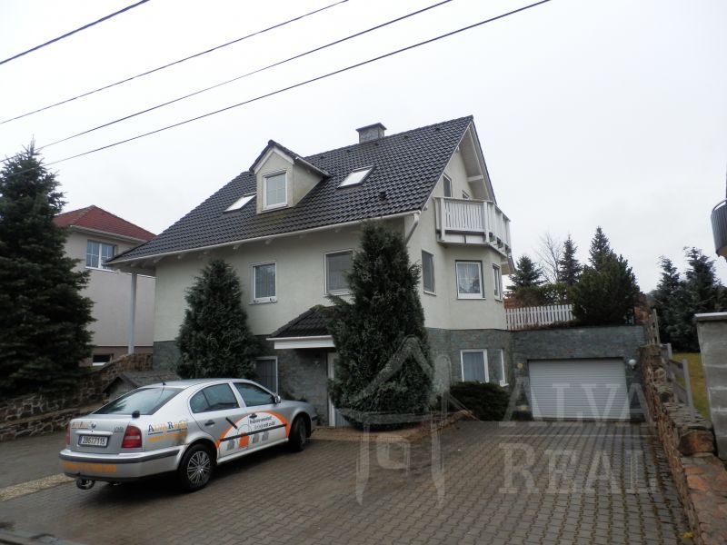 Prodej rodinného domu 6+1 s garáží v obci Tetčice |  | Tetčice