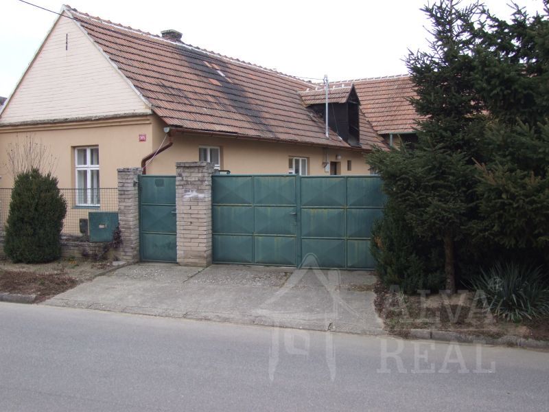 Prodej RD 2+1 o CP 722m2 se zahradou, dvorem, vjezdem, stodolou a sklepem |  | Vracov