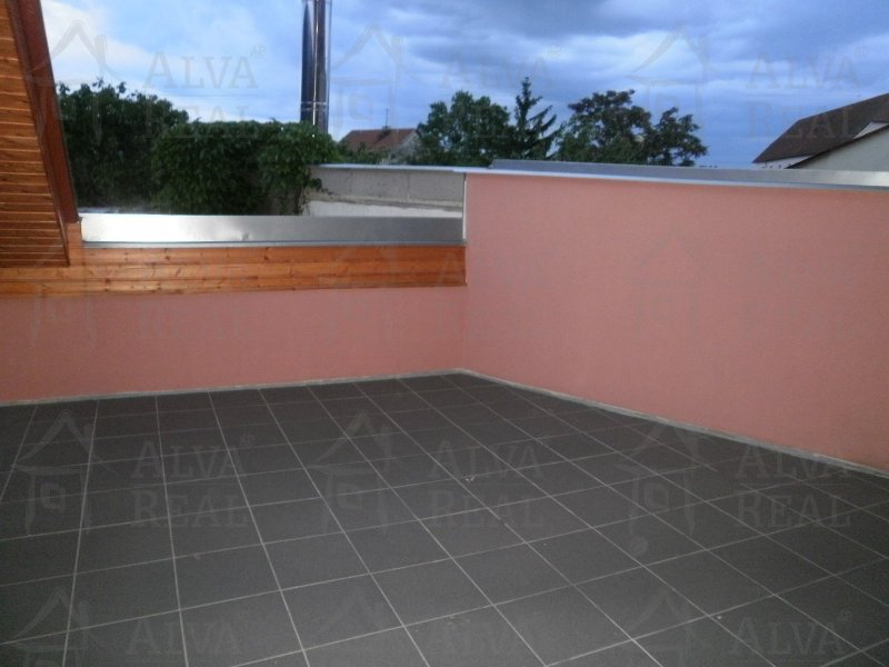 Image detail - Rodinný/bytový dům se třemi byty 1+kk, 2+1 a 2+kk, dvougaráž, dvůr. Novostavba z roku 2012.