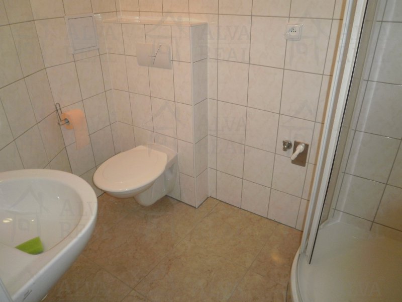 Image detail - Rodinný/bytový dům se třemi byty 1+kk, 2+1 a 2+kk, dvougaráž, dvůr. Novostavba z roku 2012.