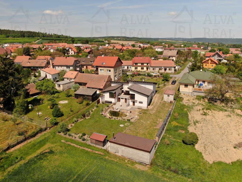 Nabízíme k prodeji rodinný dům v blízkosti města Prostějov. |  | Vícov