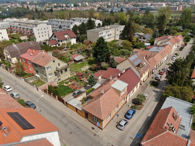 Nabízíme Vám rodinný dům 3+1 v Brně Jundrově, ulice Pivoňkova s pozemkem 168 m2. |  | Brno