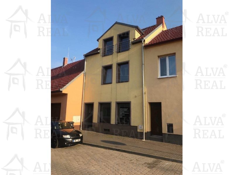 Dlouhodobý pronájem mezonetového bytu ve Slavkově u Brna na ul. Brněnská, CP 76,2 m2, terasa, sklep. | | Slavkov u Brna Dlouhodobý pronájem mezonetového bytu ve Slavkově u Brna na ul. Brněnská, CP 76,2 m2, terasa, sklep. | | Slavkov u Brna