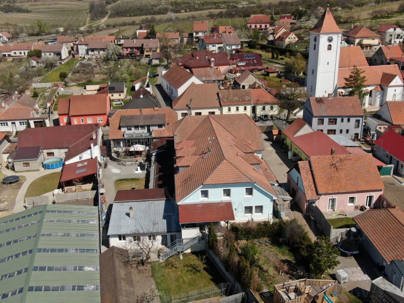 Nabízíme k prodeji penzion s výrobní halou stojící na vlastním pozemku. |  | Perná