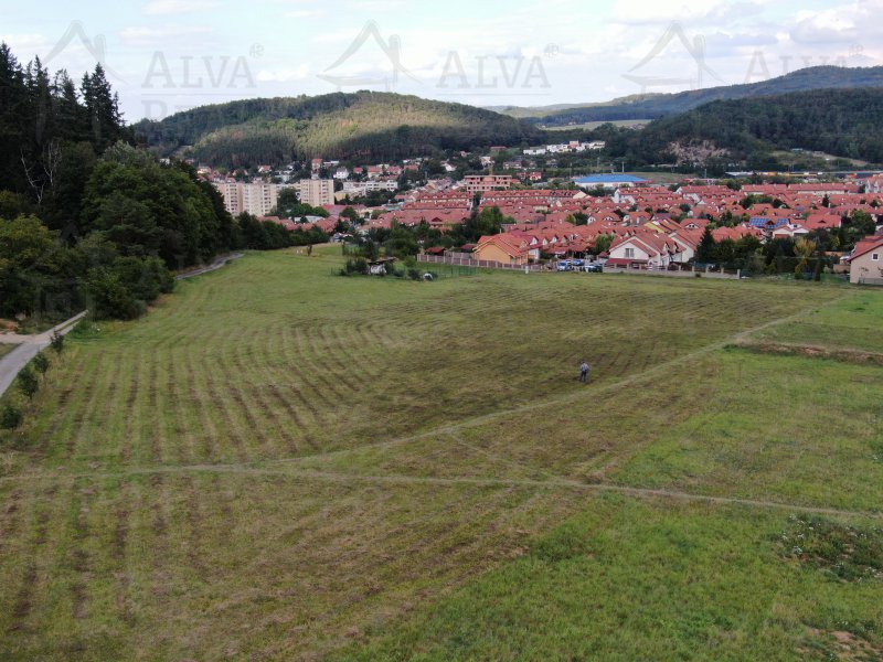 Image detail - Prodej pozemků v Kuřimi, prodloužení ul. Červenáčkove, 750 a a 1100 m2 u lesa, veškeré sítě 33 metrů od pozemku.