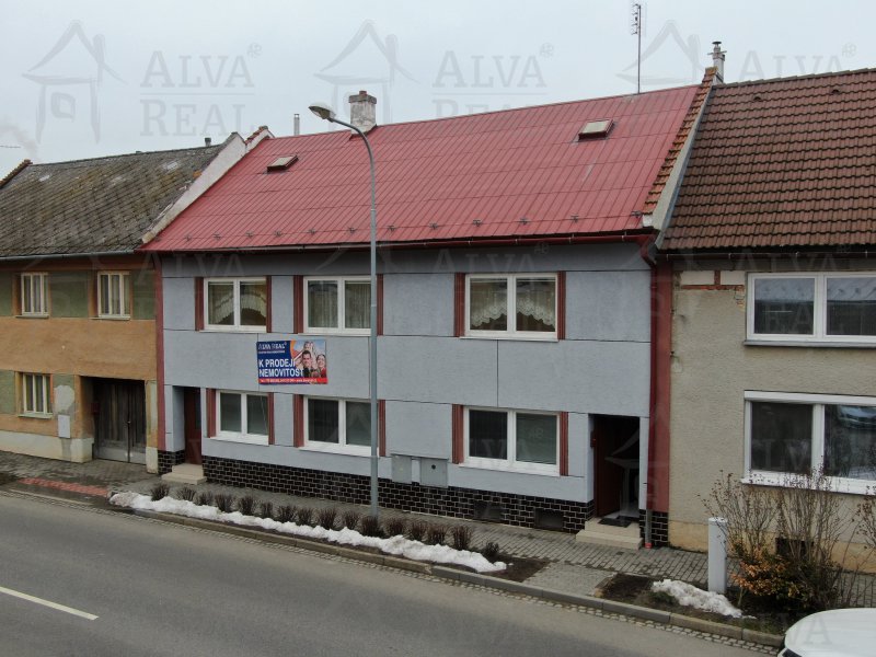 Nabízíme prodej dvougeneračního domu v Mořicích 4+1 a 2+1 s pozemkem 1.538 m2 |  | Mořice