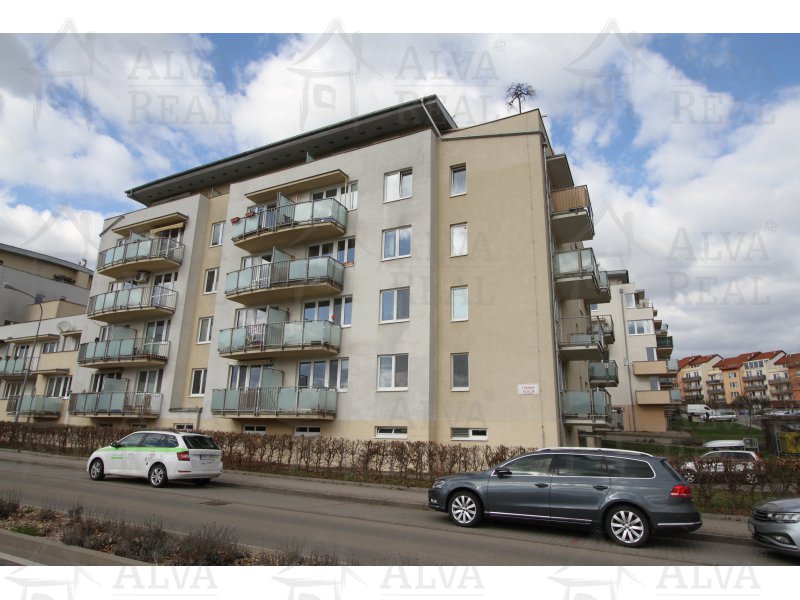 Pronájem bytu 2+kk v Brně v Medlánkách, ul. V Újezdech, 3. patro s výtahem,celková plocha 63 m2 s balkonem a nádherným výhledem. |  | Brno