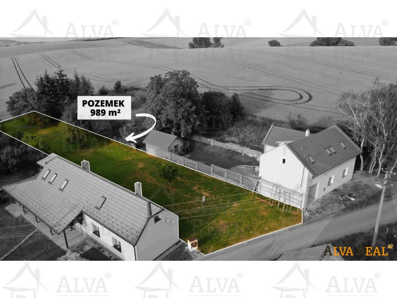 Prodej pozemku určený k zástavbě rodinného domu o výměře 989 m2, sítě na hranici pozemku, příjezd až na pozemek. |  | Honětice