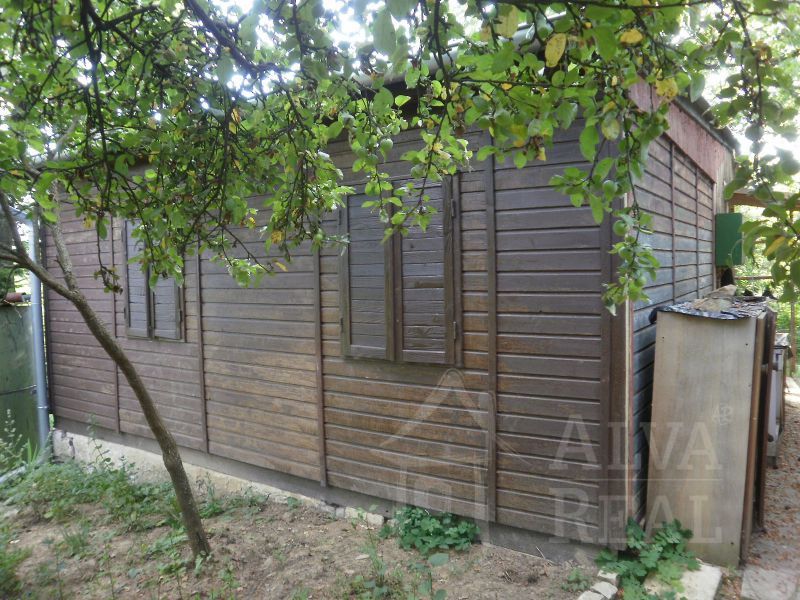 Dlouhodobý pronájem chaty se zahradou v Brně v k. ú. Sadová, ZP 32 m2, zahrada 2.265 m2, příjezd autem, elektřina v chatě. |  | Brno