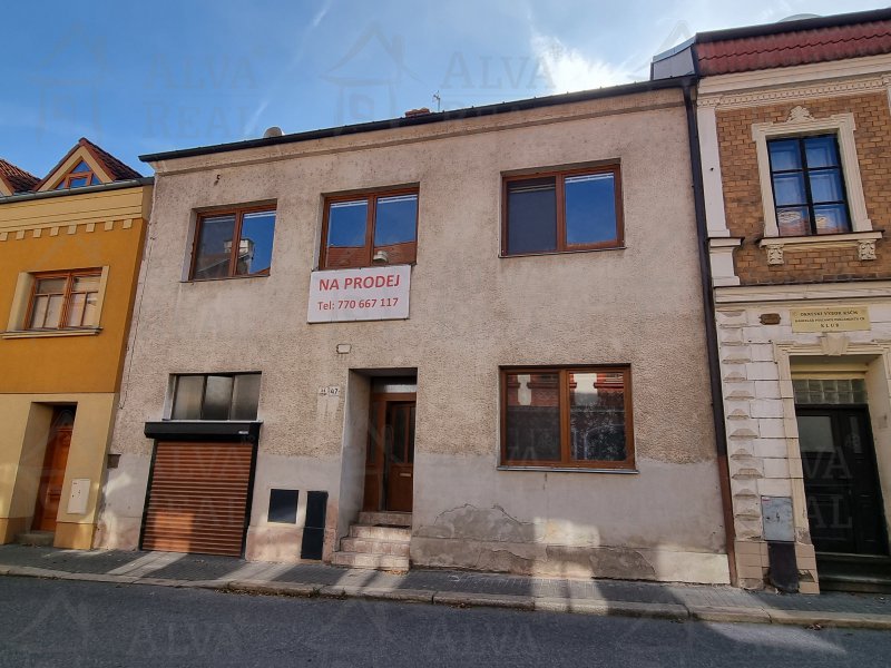 Prodej rodinného domu se 2 bytovými jednotkami 1+1 a 3+kk v centru Třebíče, pozemek 211 m2, prostorná garáž a zahrada výhodou. | | Třebíč Prodej rodinného domu se 2 bytovými jednotkami 1+1 a 3+kk v centru Třebíče, pozemek 211 m2, prostorná garáž a zahrada výhodou. | | Třebíč