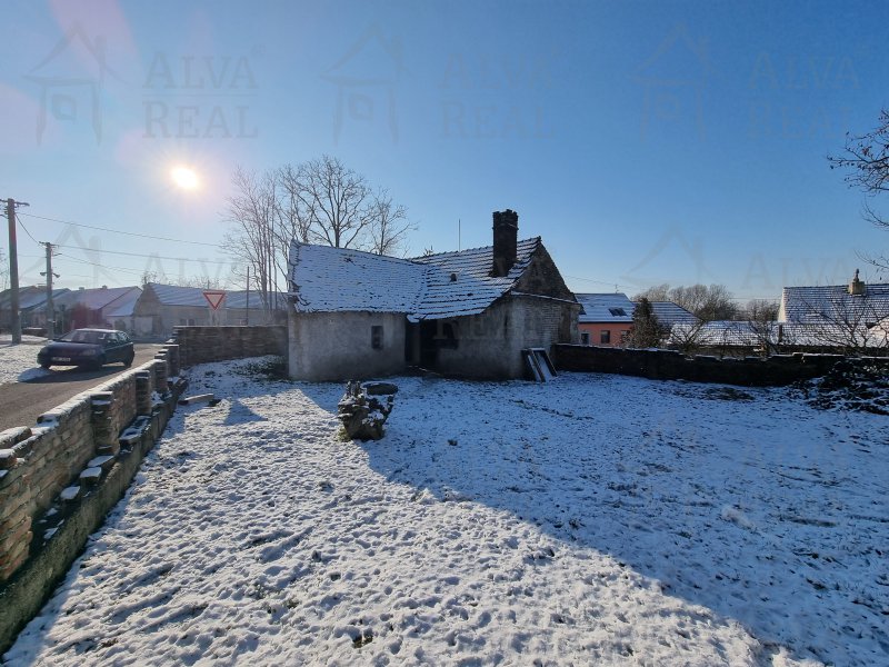 Nabízíme k prodeji rodinný dům v klidné obci Mackovice, okres Znojmo, CP pozemku 407 m2. |  | Mackovice