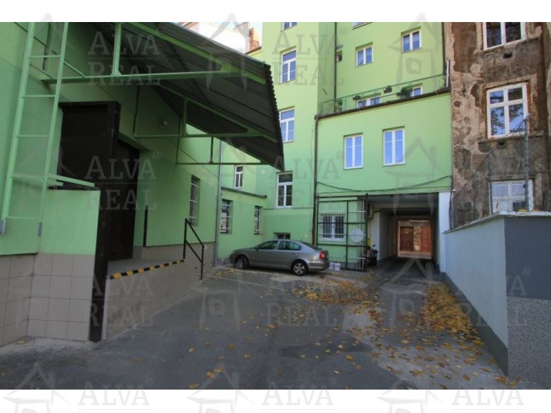Image detail - Temperované prostory v centru města, ul. Štěpánská, 87,4 m2. Uzavřený areál možnost vjezdu nákladních aut typu AVIA.