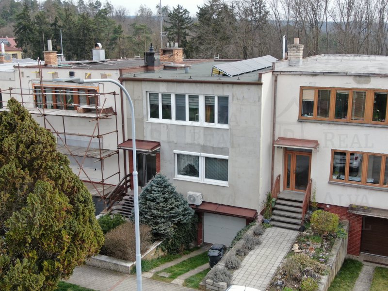 Prodeji 1/2 rodinného domu v městské části Brno-Líšeň na ul. Podlesná, zahrada, balkon. |  | Brno