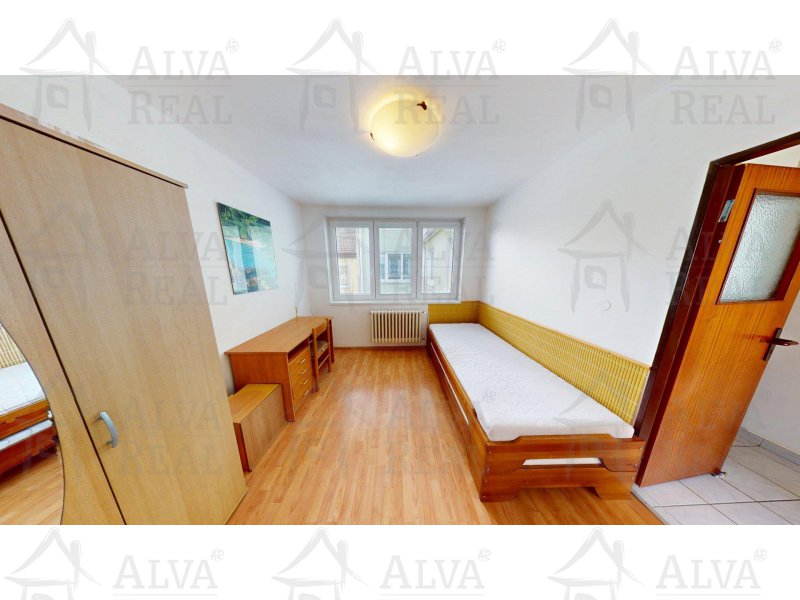 Dlouhodobý pronájem bytu v RD 2+1 CP 50,7 m², neprůchozí pokoje, šatna, prádelna. |  | Brno