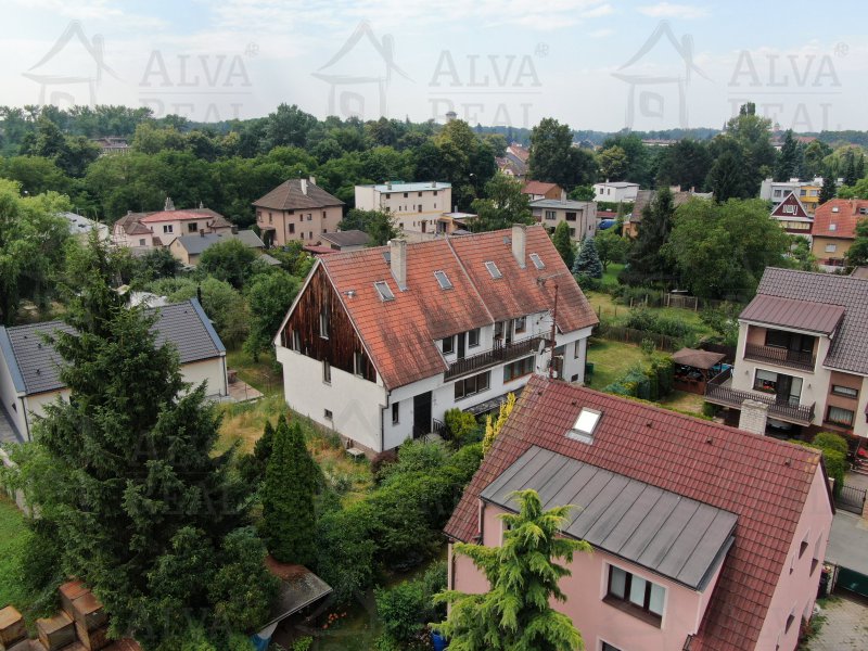 Prodej čtyřpodlažního RD CP 267 m², všechny IS, garáž, balkony, zahrada. |  | Poděbrady