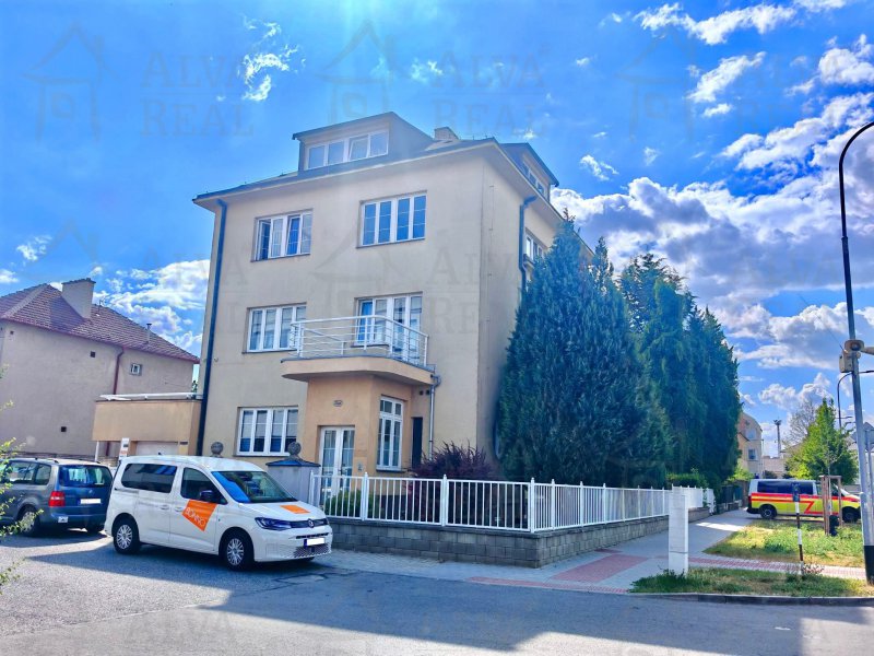 Image detail - Dlouhodobý pronájem prostorného bytu 1+kk 45 m² po rekonstrukci, zvýšené přízemí, volný ihned, ul. Jiráskova.