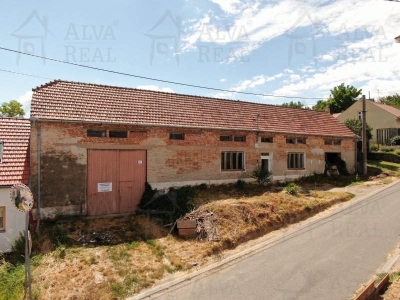 Image detail - Prodej RD ve Stavěšicích o dispozici 2+1, CP 2.690 m², stodola, zahrada, hospodářské zázemí.